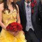 カクテルドレスにブーケを持った新婦と新郎