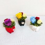 ウシの器にバラのアレンジ