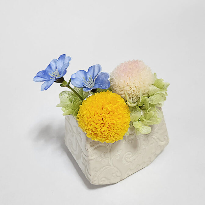ポンポン菊の可愛らしさを前面にだしたミニお供え花