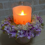 LEDキャンドルを囲むパープル系のリース