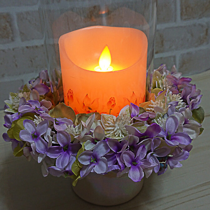 LEDキャンドルを囲むパープル系のリース