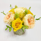 様々な色の黄色バラアレンジ