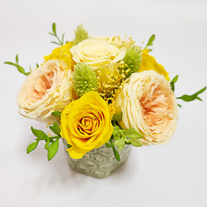 様々な色の黄色バラアレンジ
