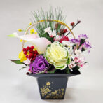 水引と葉牡丹が印象的な和の正月飾り