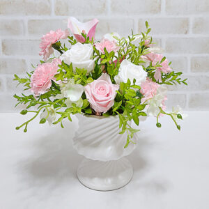 優しいピンク色と白色のアレンジ