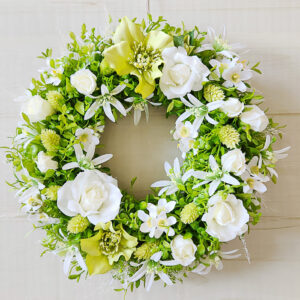 グリーンと白の壁掛けリース