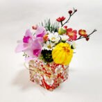 梅の花が印象的な器の和洋正月飾り