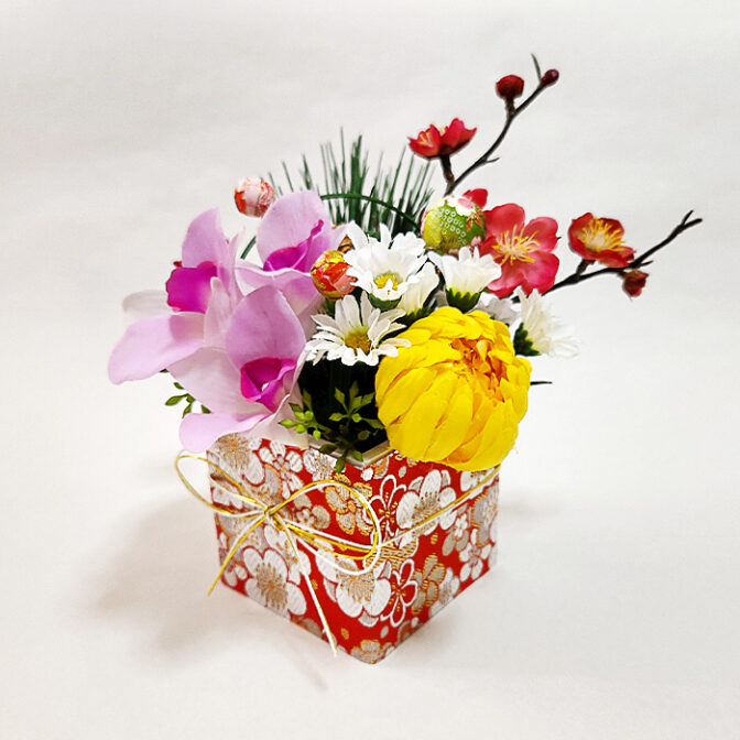 梅の花が印象的な器の和洋正月飾り