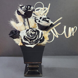 会社カラーの黒と白で社長室に飾りたい