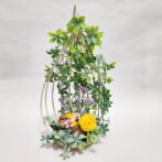 すずめが庭先で遊んでいるようなグリーンアレンジ