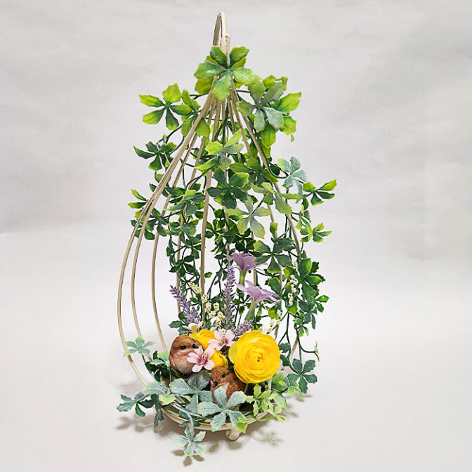 すずめが庭先で遊んでいるようなグリーンアレンジ