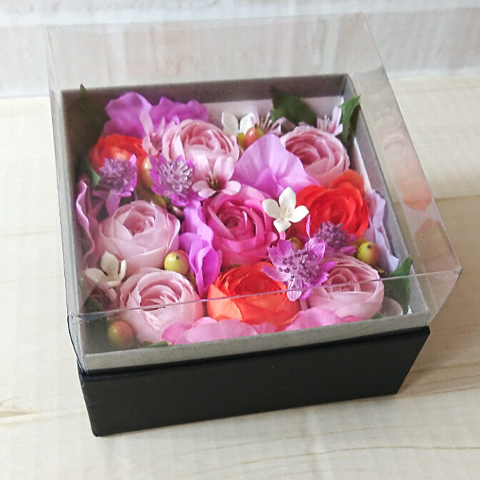 ボックスに色とりどりのラナンキュラスを詰めて