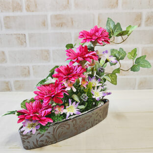 美容室内のインテリア。セット中に見える窓際の花、受付カウンターで気持ちが上がる花