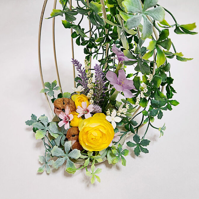 すずめが庭先で遊んでいるようなグリーンアレンジ