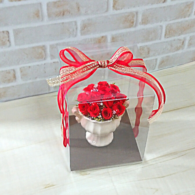 クリアケースに入った12本の赤バラアレンジ