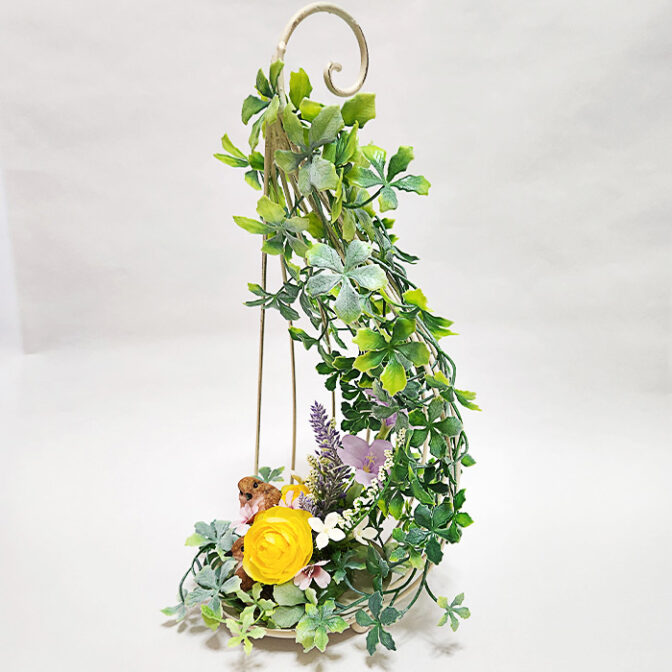 すずめが庭先で遊んでいるようなグリーンアレンジ