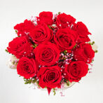 12本の真っ赤なバラアレンジを真上から