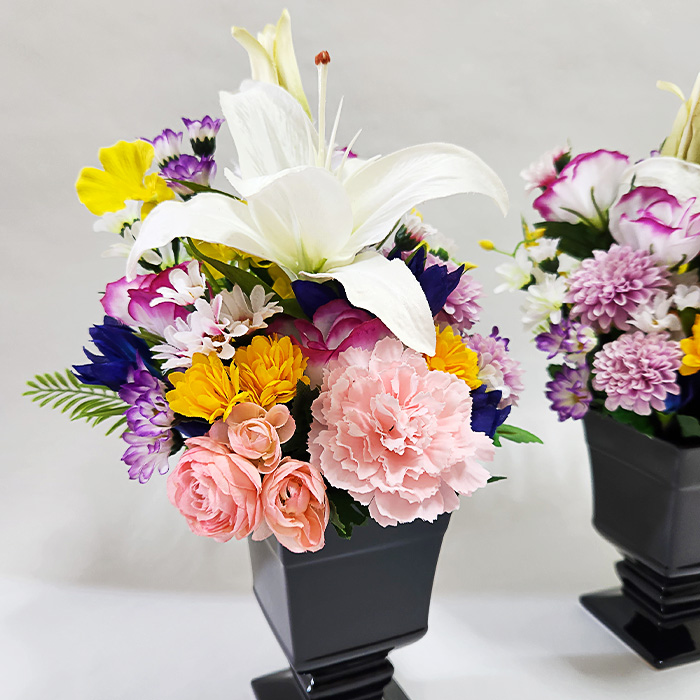 明るい色合いのお供え花