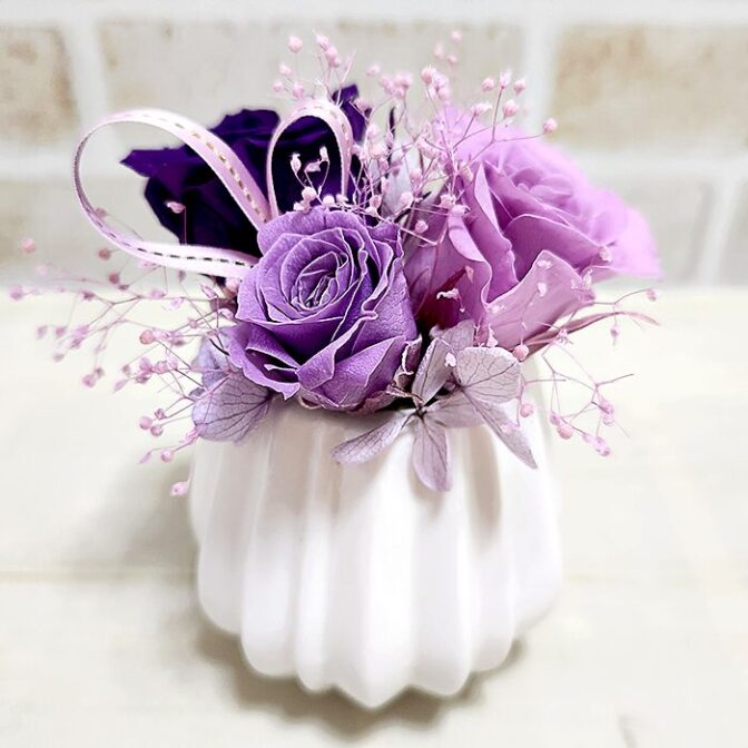 紫色のバラとかすみ草ミニアレンジ